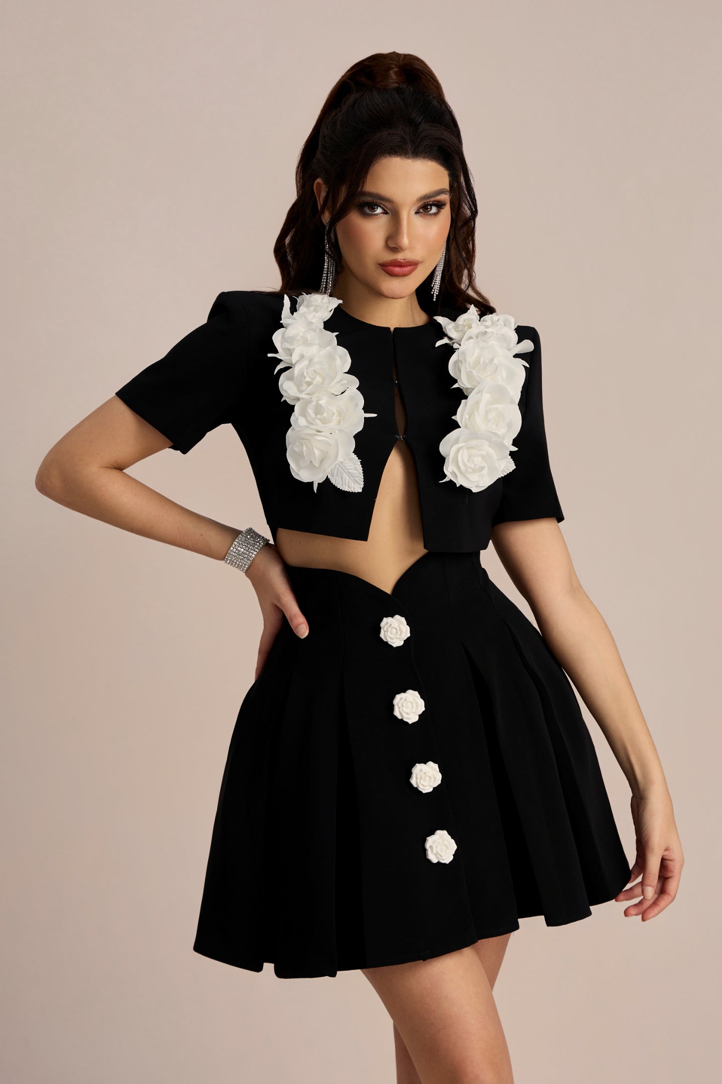 Conjunto adornado con rosas de Selena 