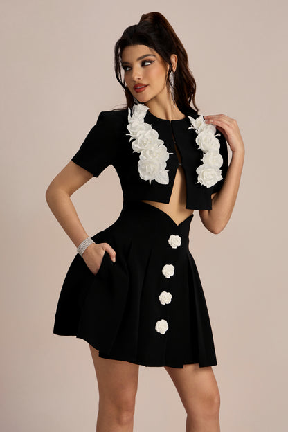 Conjunto adornado con rosas de Selena 