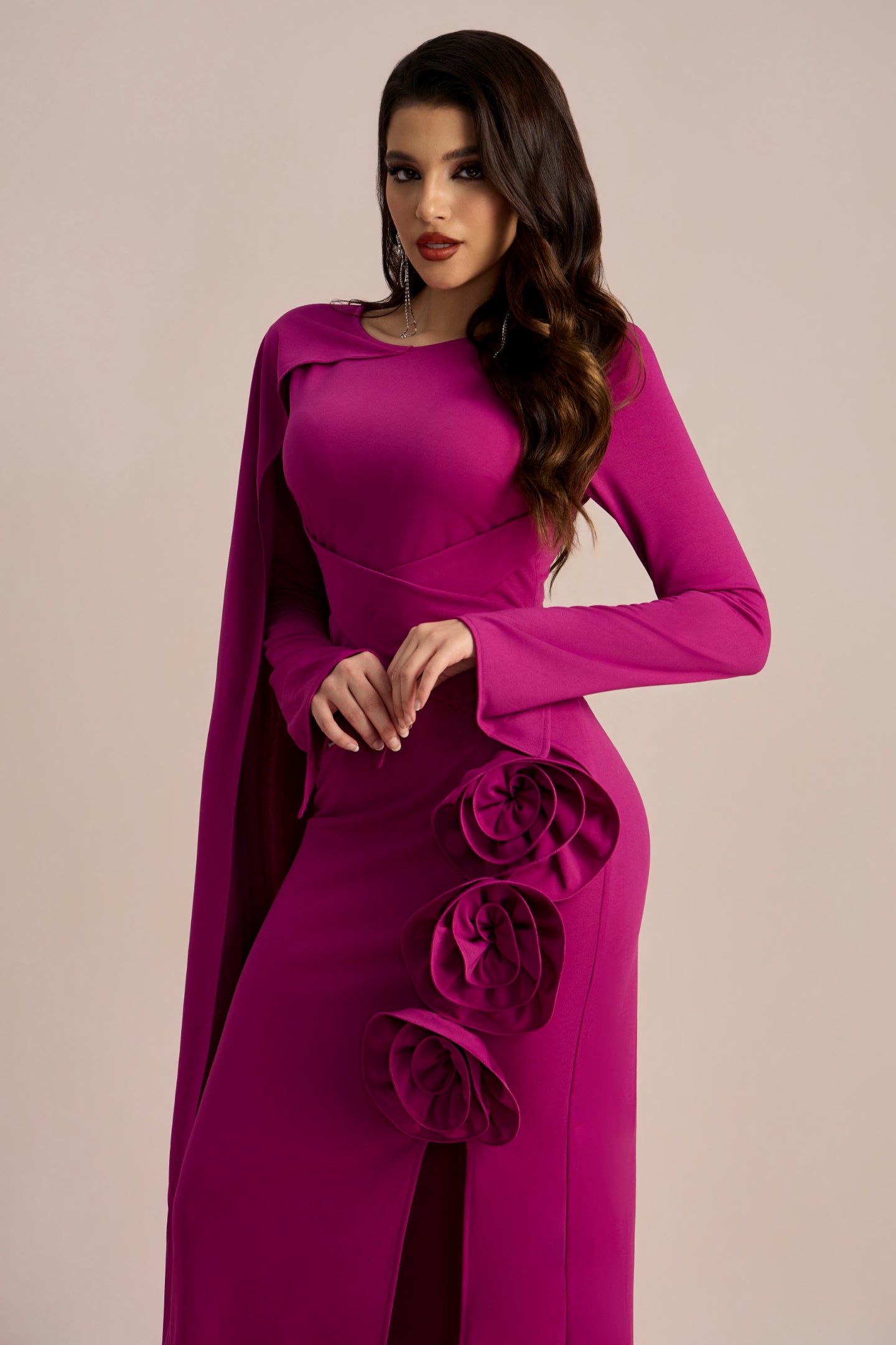 Vestido largo con abertura y capa floral Anastasia 