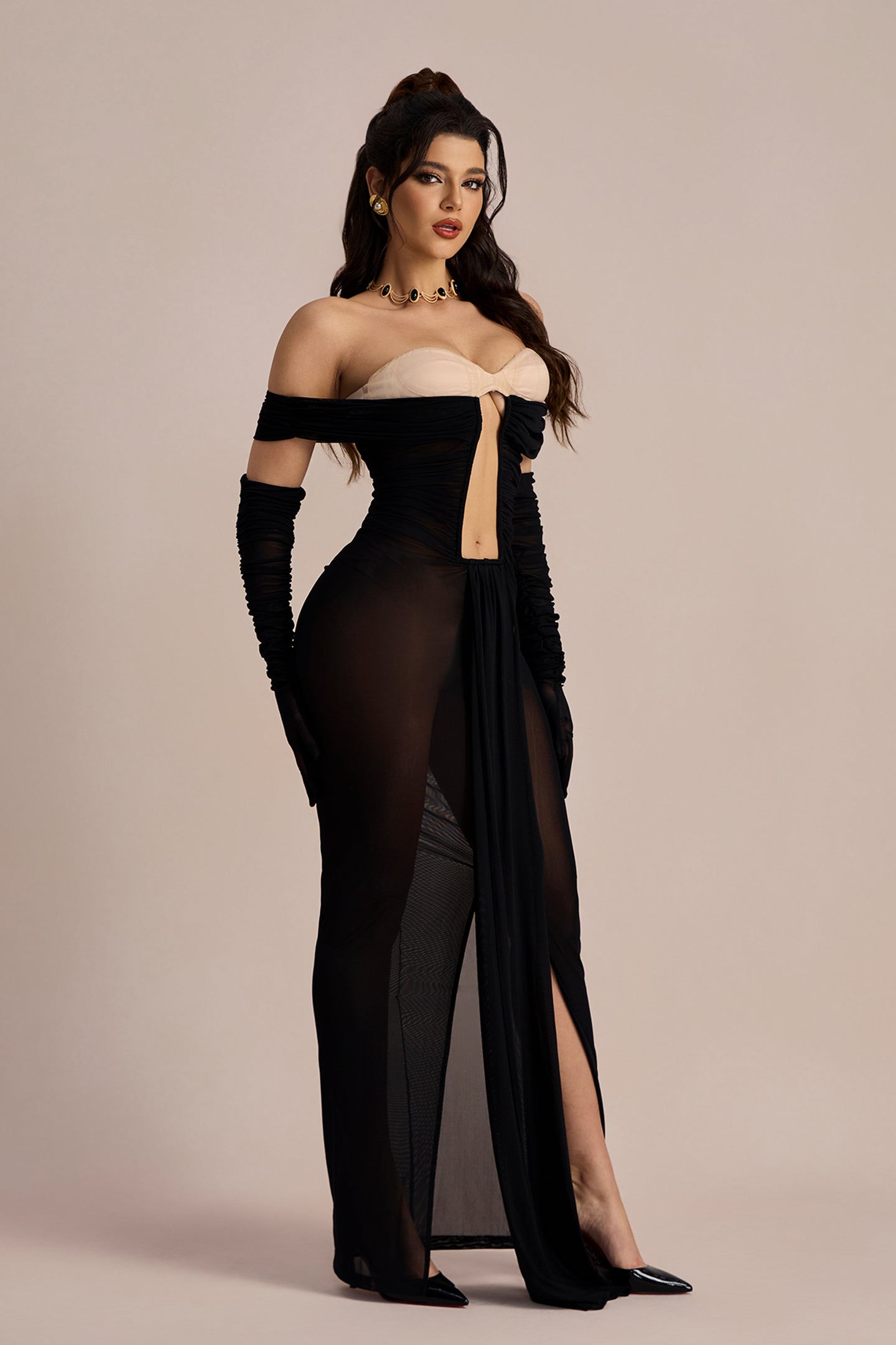 Vestido largo Amanda con escote en forma de cerradura y hombros descubiertos 