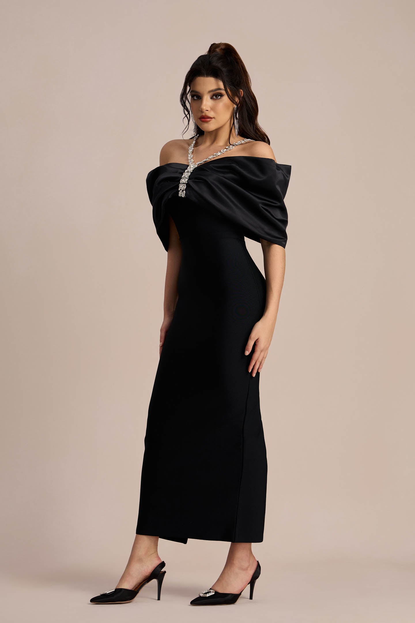 Vestido largo Alva con hombros descubiertos y diamantes 