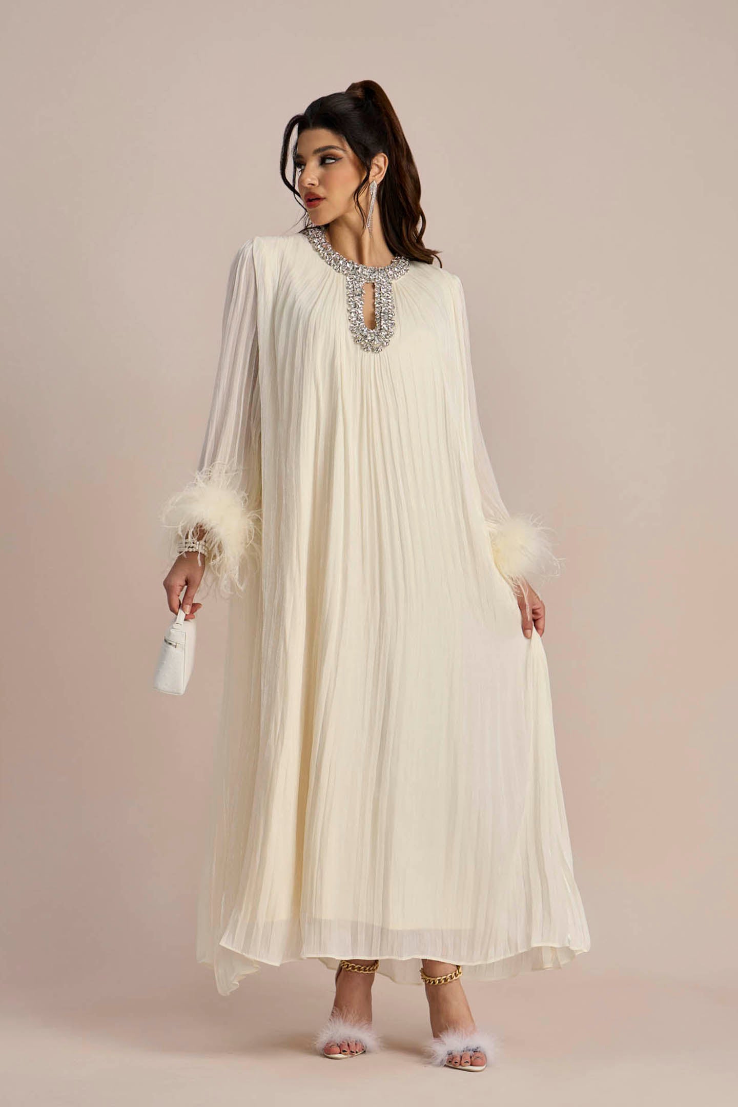 Vestido largo de gasa plisado con plumas de Yvonne Diamante 