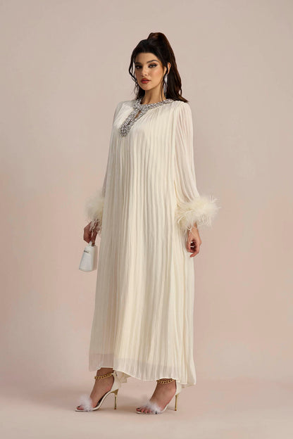 Vestido largo de gasa plisado con plumas de Yvonne Diamante 