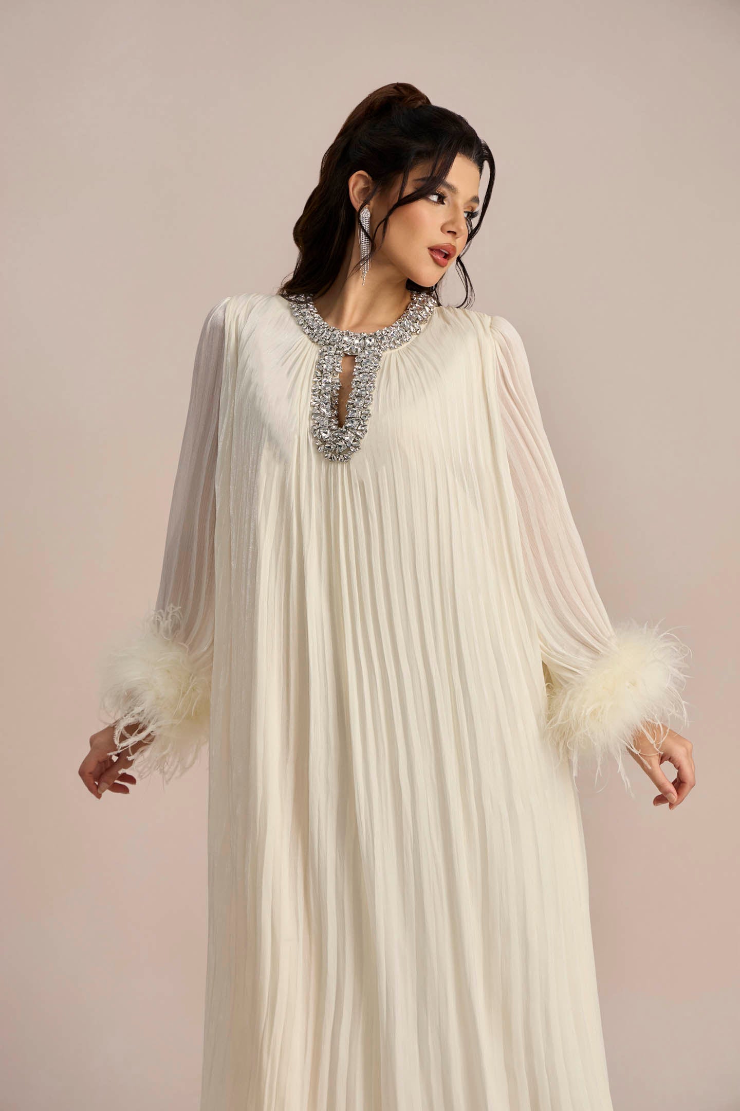 Vestido largo de gasa plisado con plumas de Yvonne Diamante 