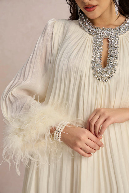 Vestido largo de gasa plisado con plumas de Yvonne Diamante 
