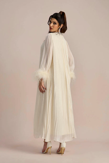 Vestido largo de gasa plisado con plumas de Yvonne Diamante 