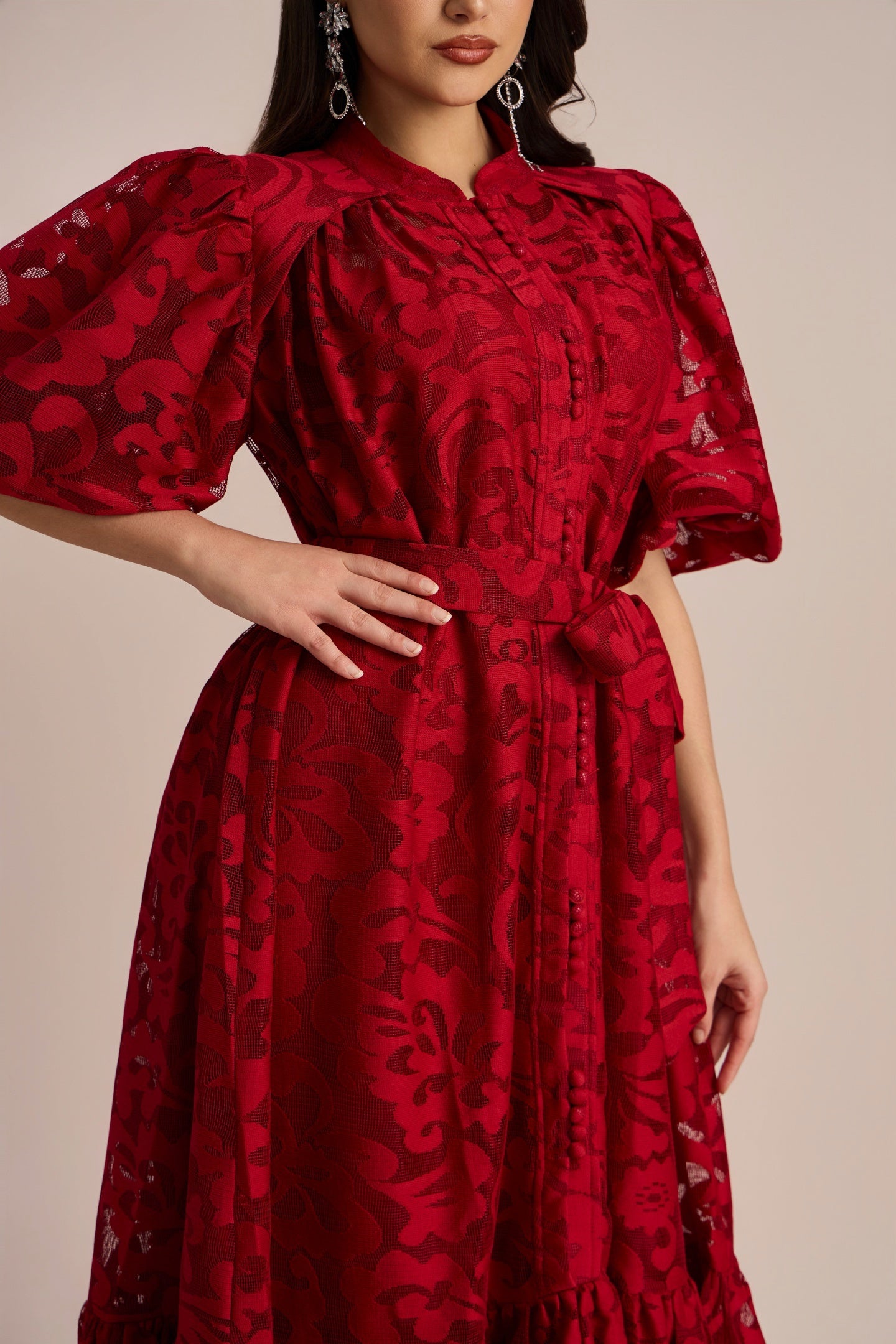 Vestido midi con cinturón y encaje bordado Emma 