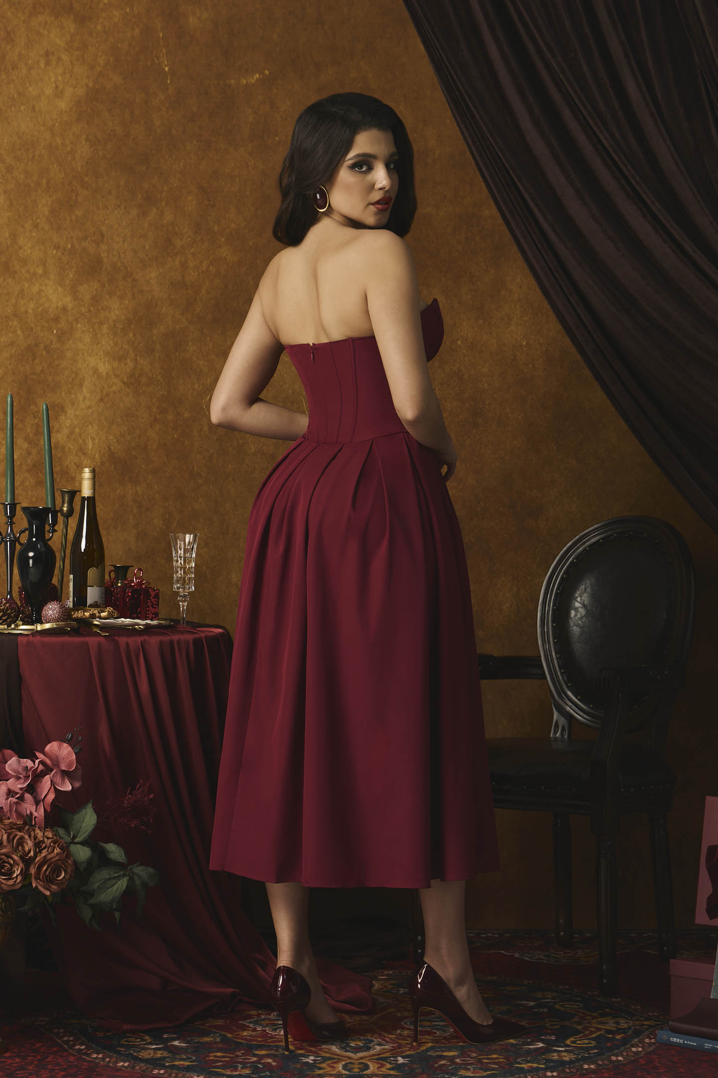 Vestido midi con corsé sin tirantes de Marina 