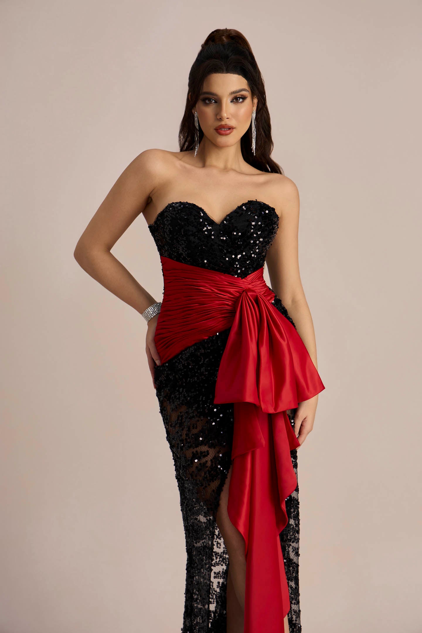 Vestido largo de encaje con bordado de lentejuelas Jessie 