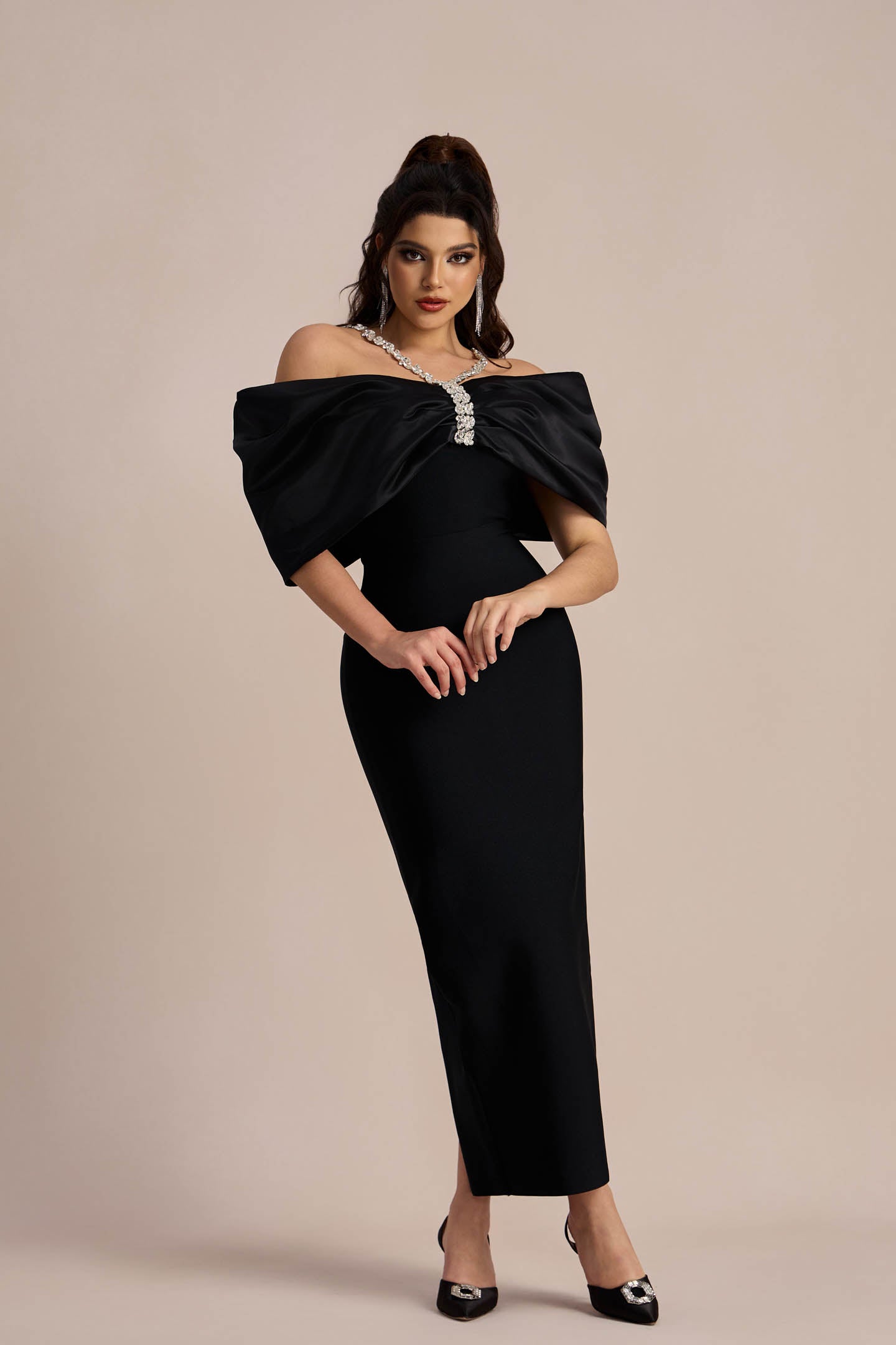 Vestido largo Alva con hombros descubiertos y diamantes 