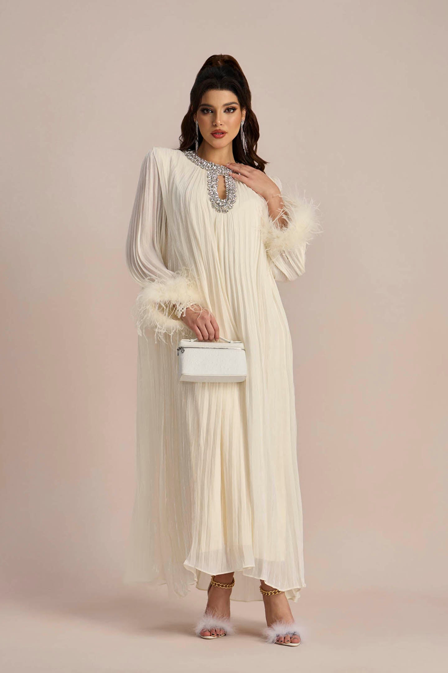 Vestido largo de gasa plisado con plumas de Yvonne Diamante 