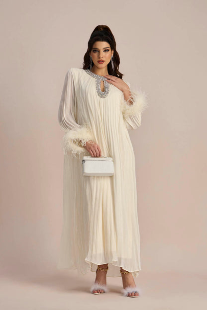 Vestido largo de gasa plisado con plumas de Yvonne Diamante 