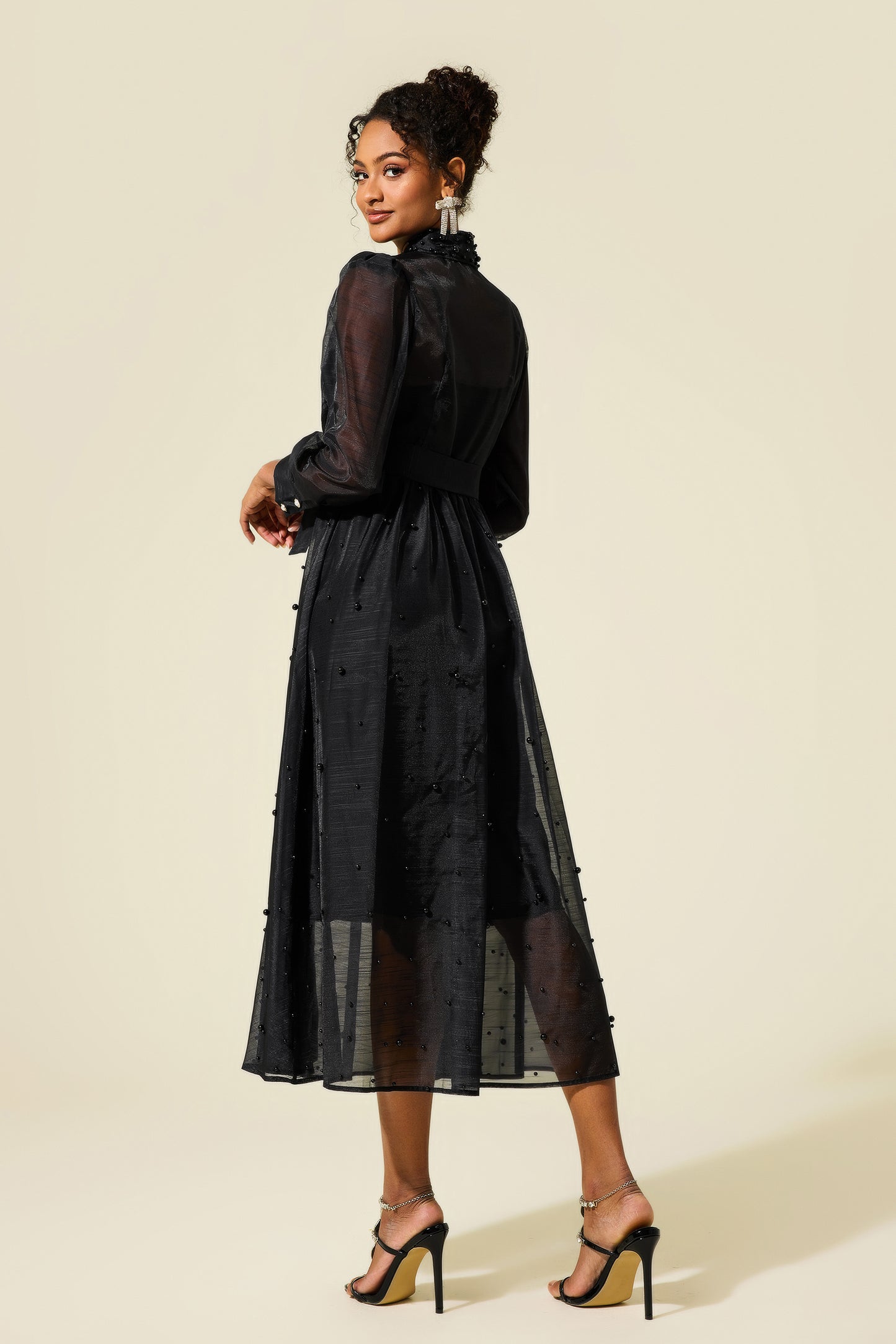 Vestido midi de manga larga con cuello camisero y perlas sintéticas 