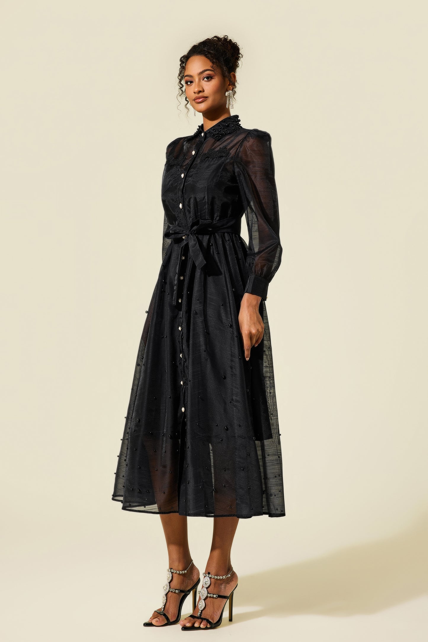 Vestido midi de manga larga con cuello camisero y perlas sintéticas 