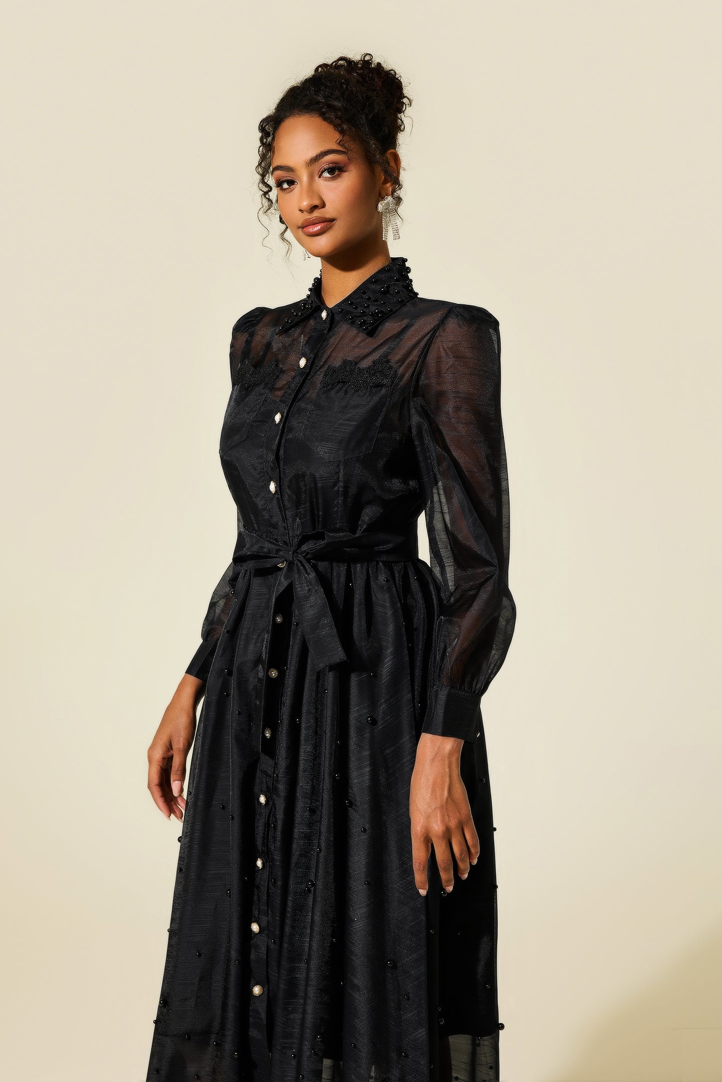 Vestido midi de manga larga con cuello camisero y perlas sintéticas 