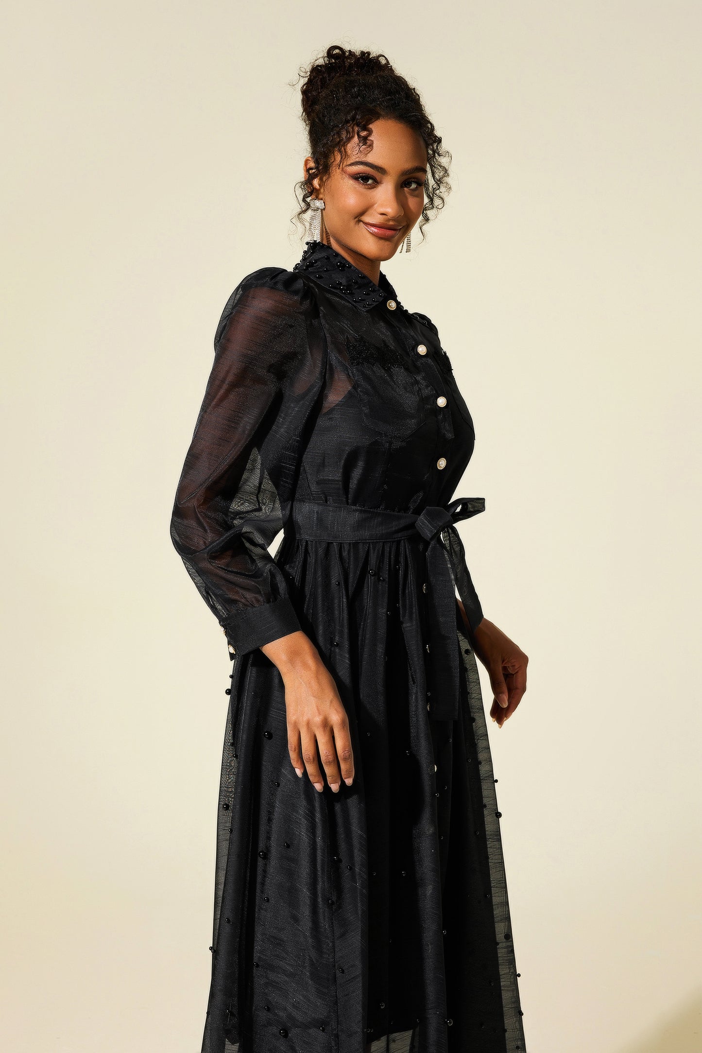 Vestido midi de manga larga con cuello camisero y perlas sintéticas 