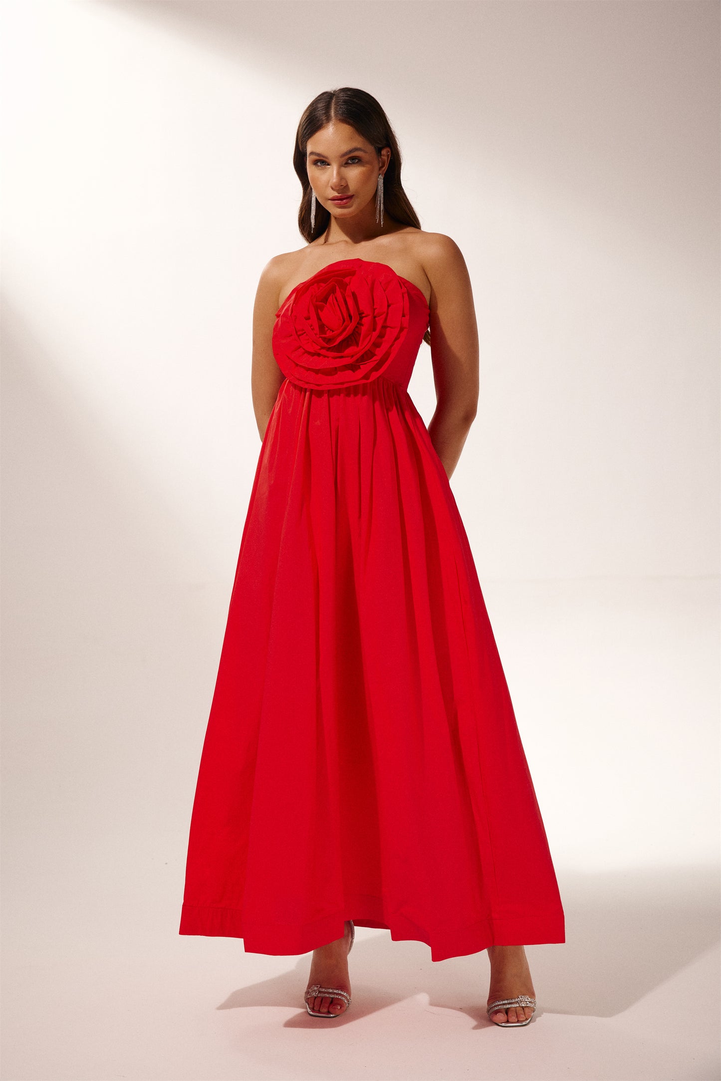 Vestido largo sin tirantes con flores de Frederica 