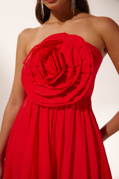 Vestido largo sin tirantes con flores de Frederica 