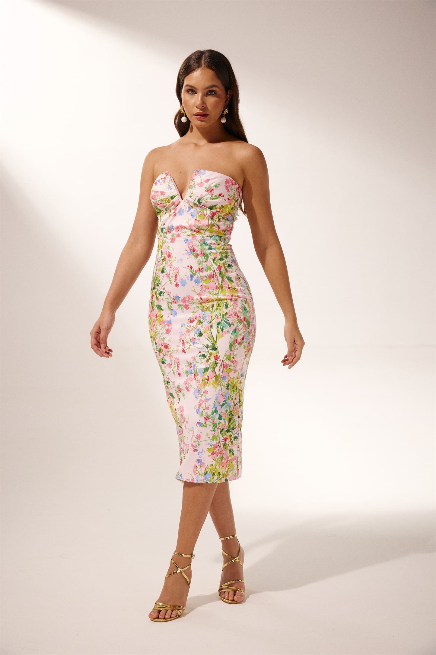 Vestido midi sin tirantes con estampado floral de Karen 