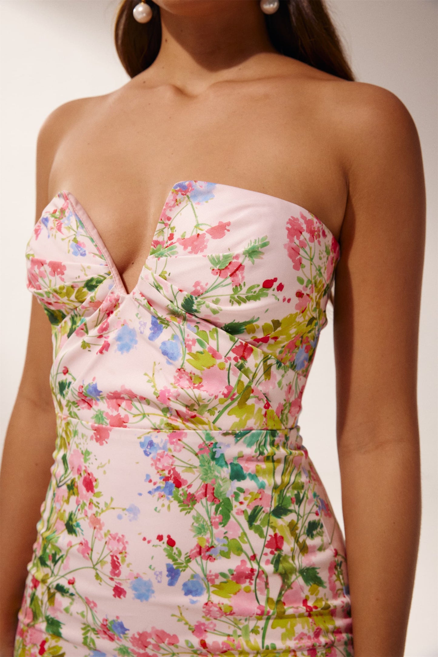 Vestido midi sin tirantes con estampado floral de Karen 