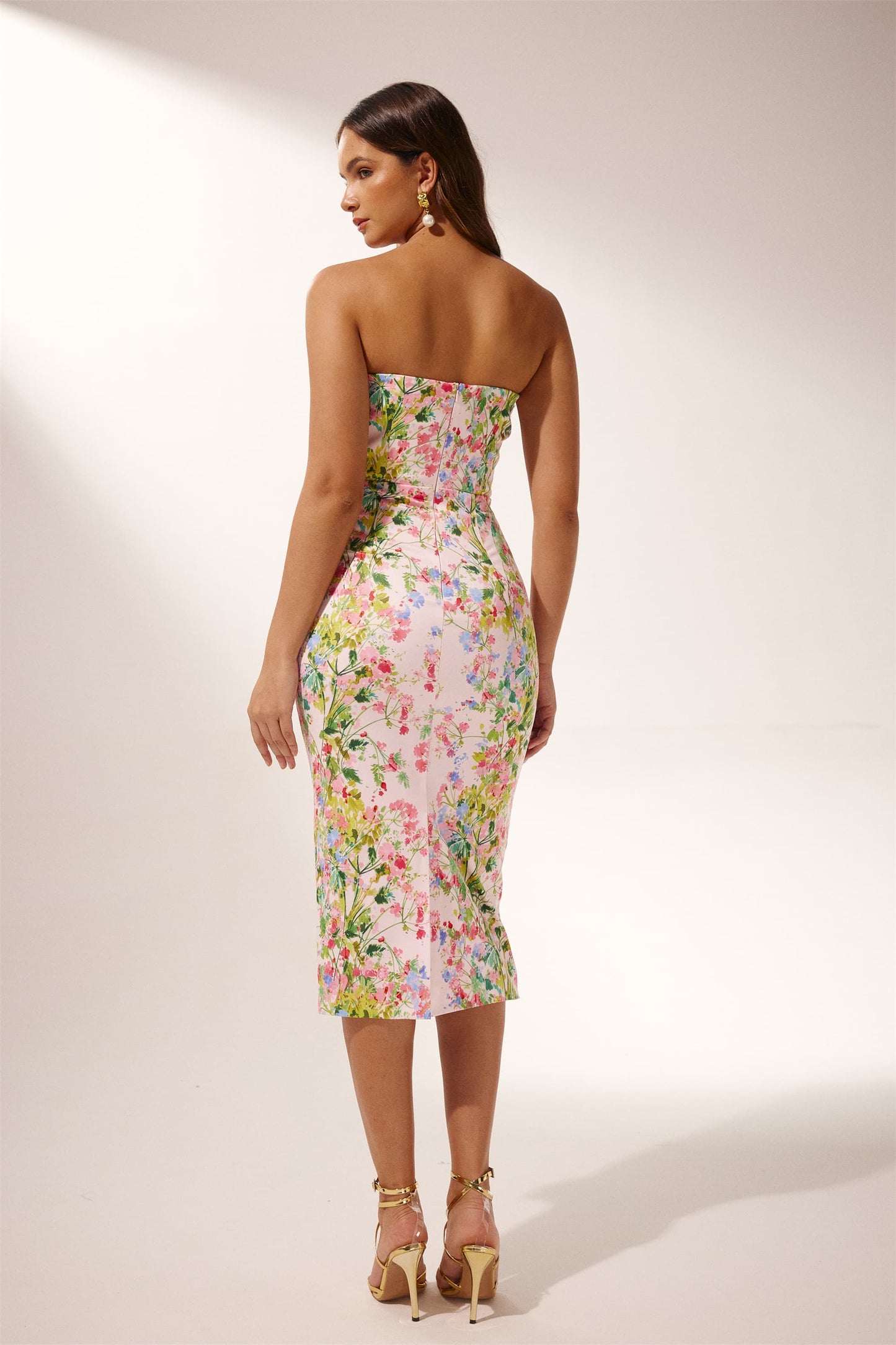 Vestido midi sin tirantes con estampado floral de Karen 