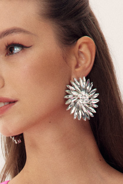 Pendientes circulares de diamantes con flores geométricas 