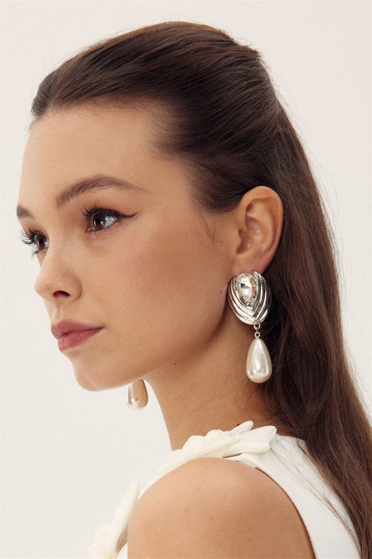 Pendientes de perlas adornados con cristales 
