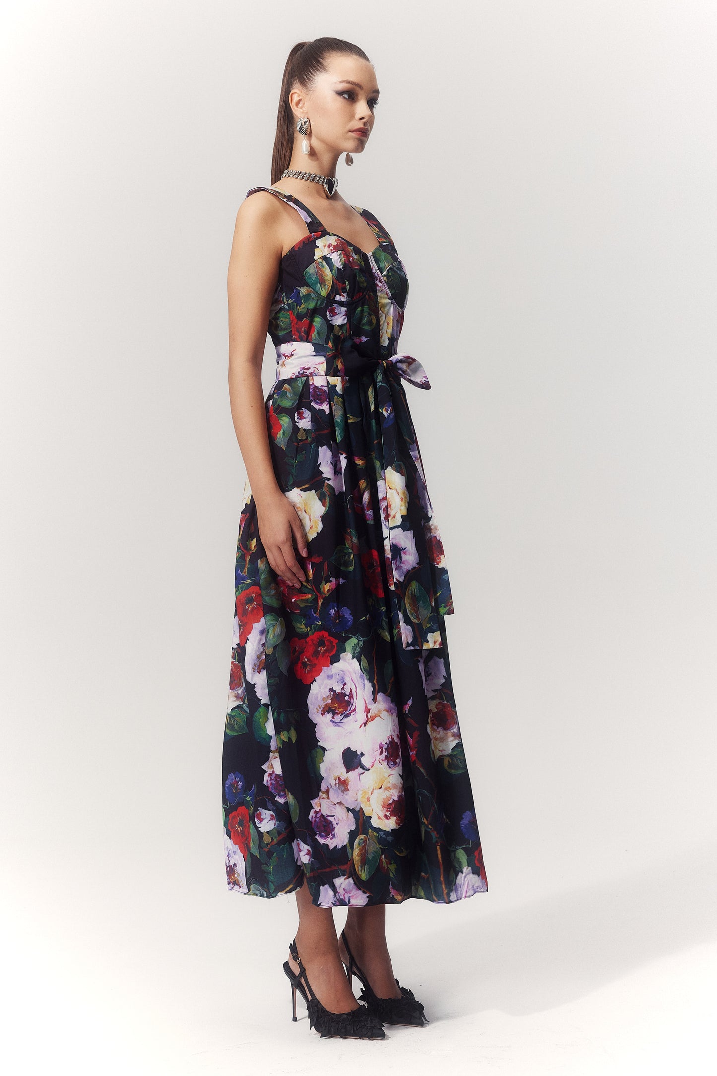 Vestido midi Teresa con escote corazón y estampado floral 