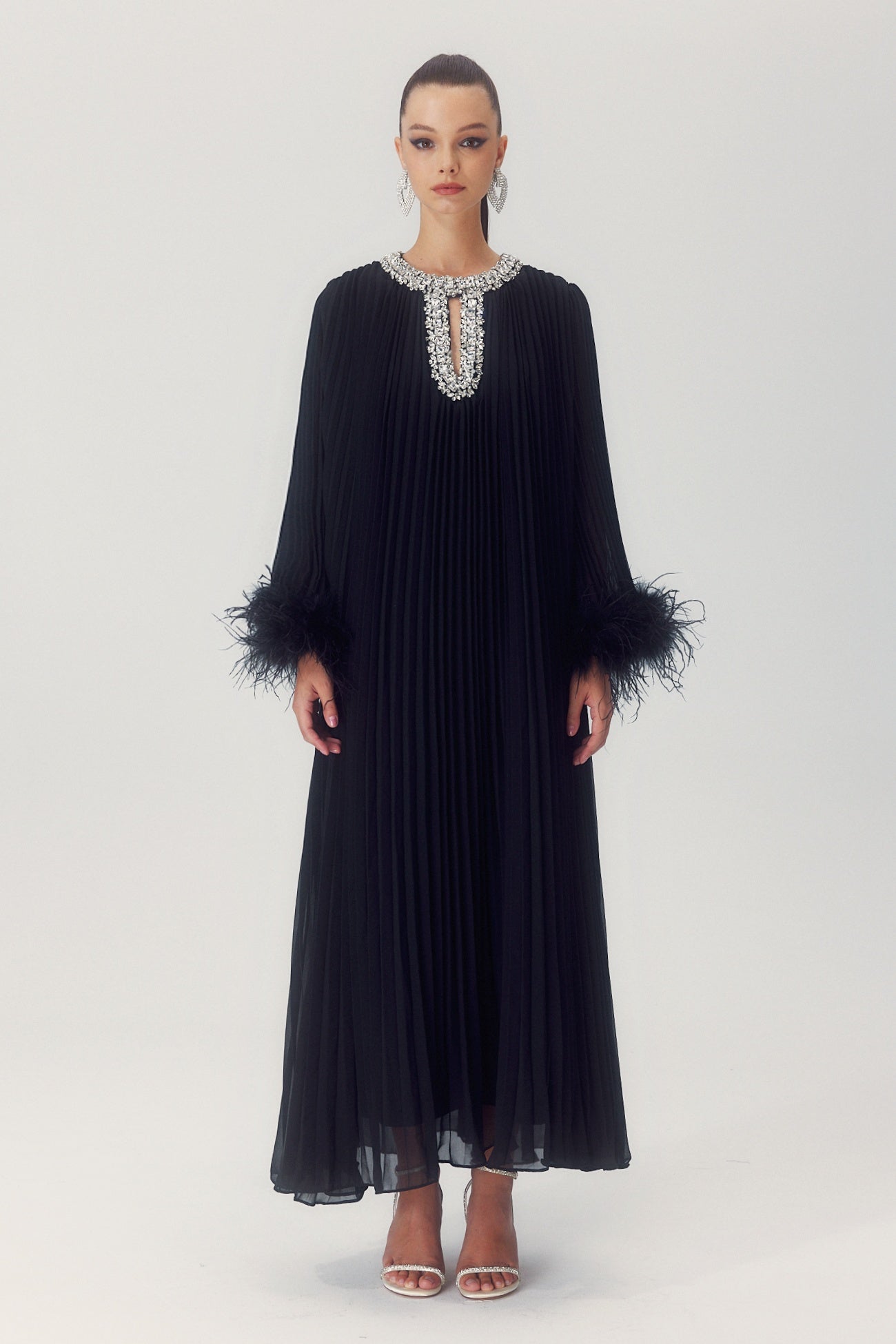 Vestido largo de gasa plisado con plumas de Yvonne Diamante 