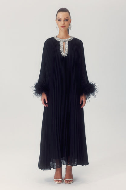 Vestido largo de gasa plisado con plumas de Yvonne Diamante 