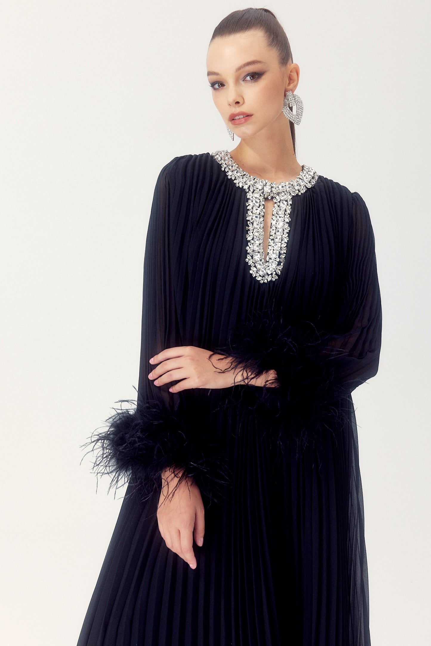 Vestido largo de gasa plisado con plumas de Yvonne Diamante 
