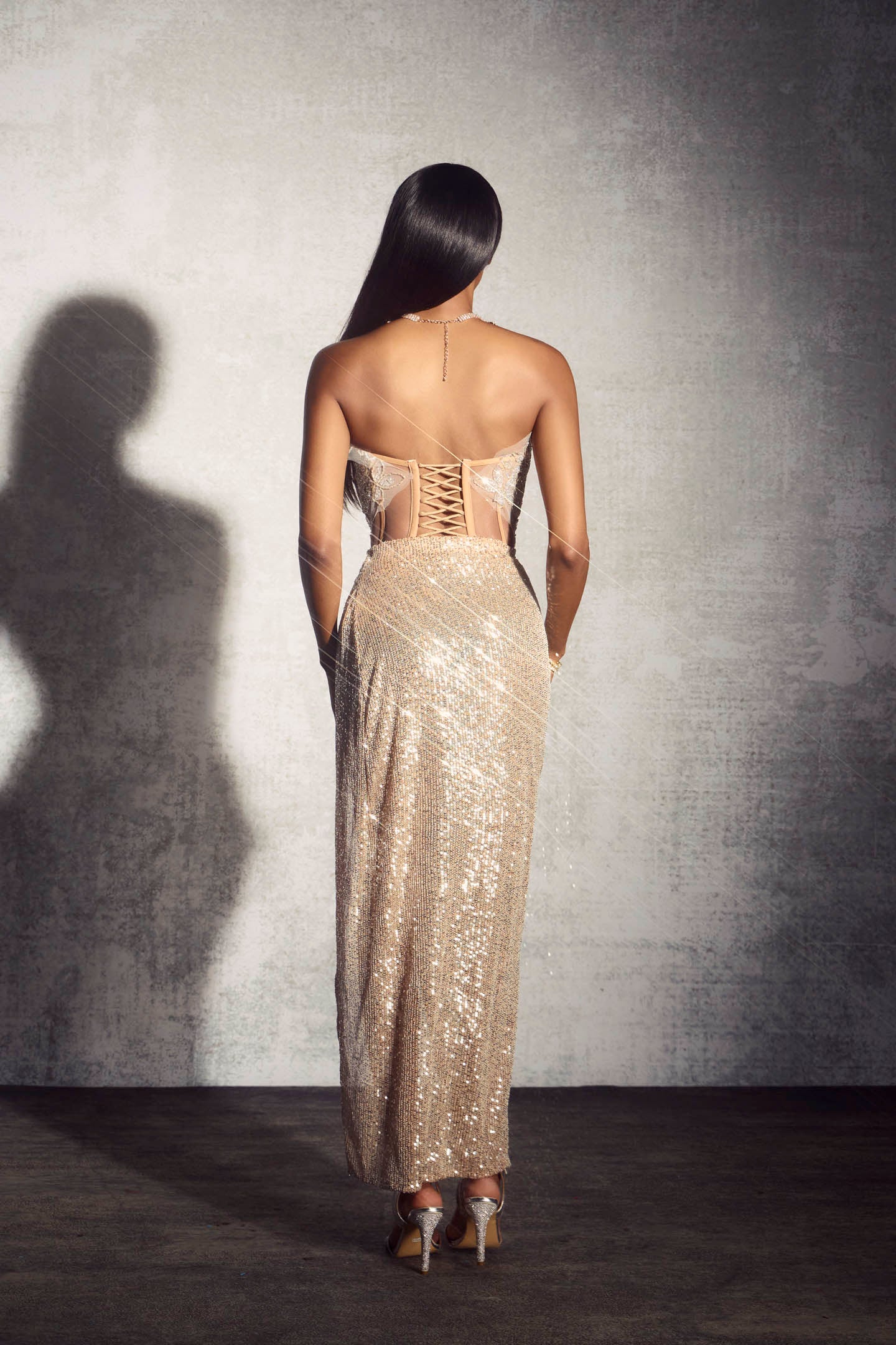 Vestido largo sin tirantes con bordado de lentejuelas Odelia 
