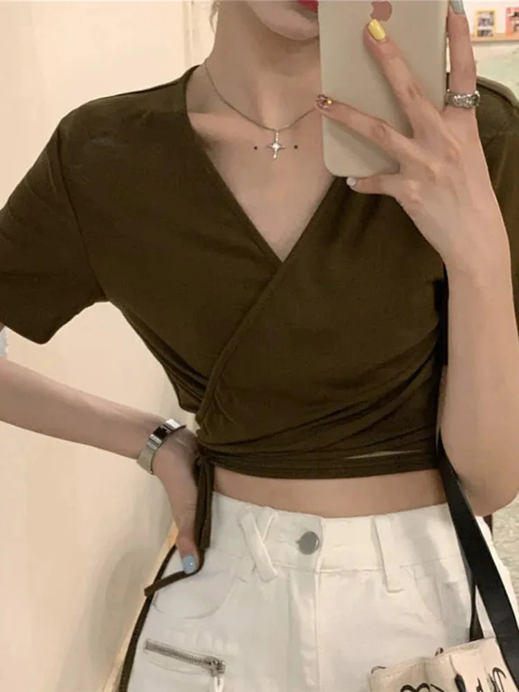 Camisetas casuales de verano 2025 para mujer, camisetas lisas con cuello en V, sexys, cortas, cruzadas, con lazo, Harajuku, básicas, coreanas, para la calle