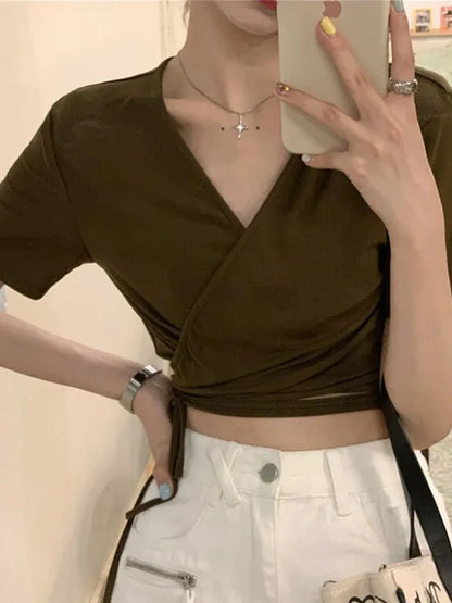Camisetas casuales de verano 2025 para mujer, camisetas lisas con cuello en V, sexys, cortas, cruzadas, con lazo, Harajuku, básicas, coreanas, para la calle