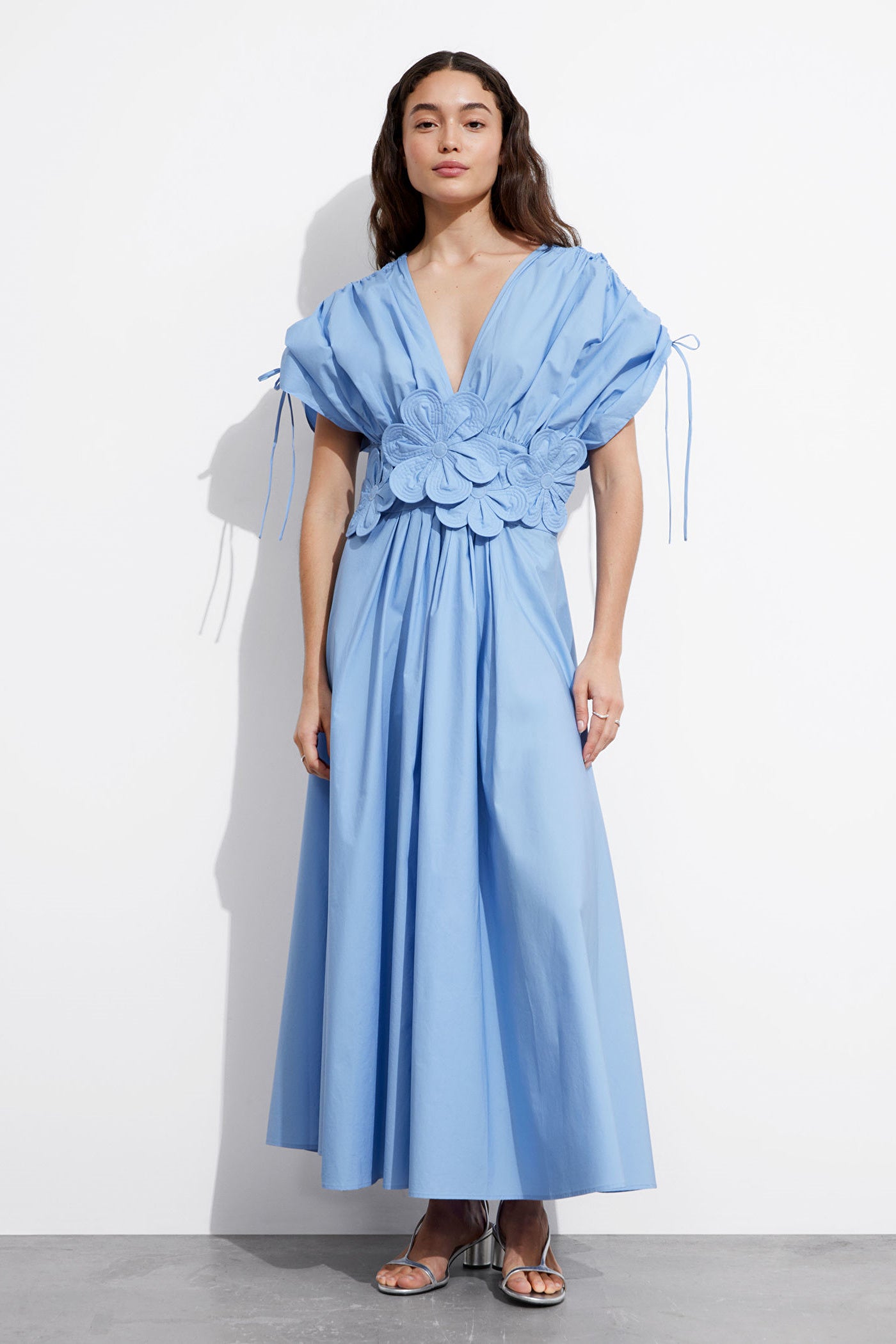 Vestido largo con cuello en V y apliques florales Maggie 