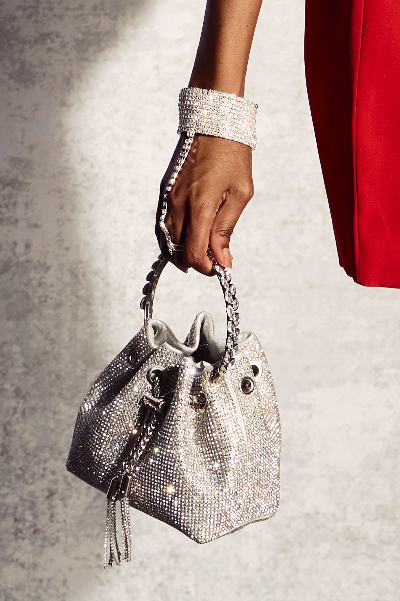 Bolso tipo cubo adornado con cristales 
