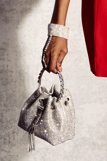 Bolso tipo cubo adornado con cristales 