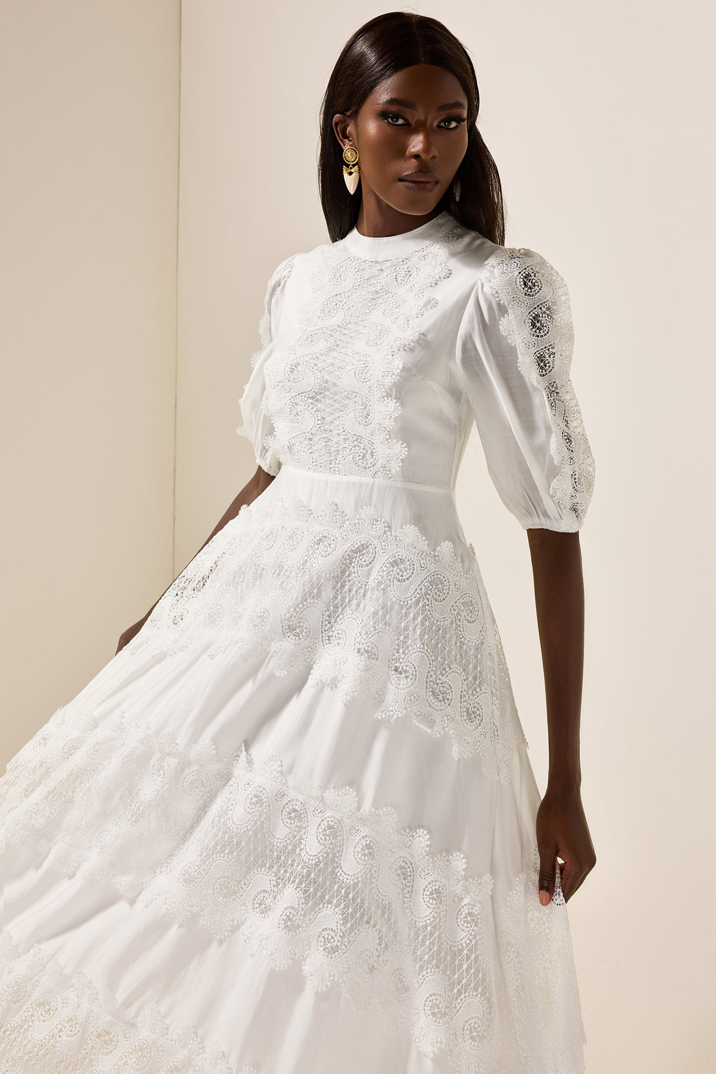 Vestido midi de encaje con cuello redondo y mangas abullonadas 