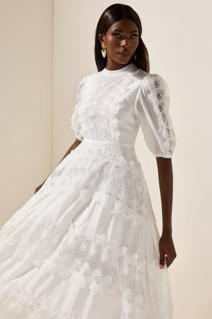 Vestido midi de encaje con cuello redondo y mangas abullonadas 