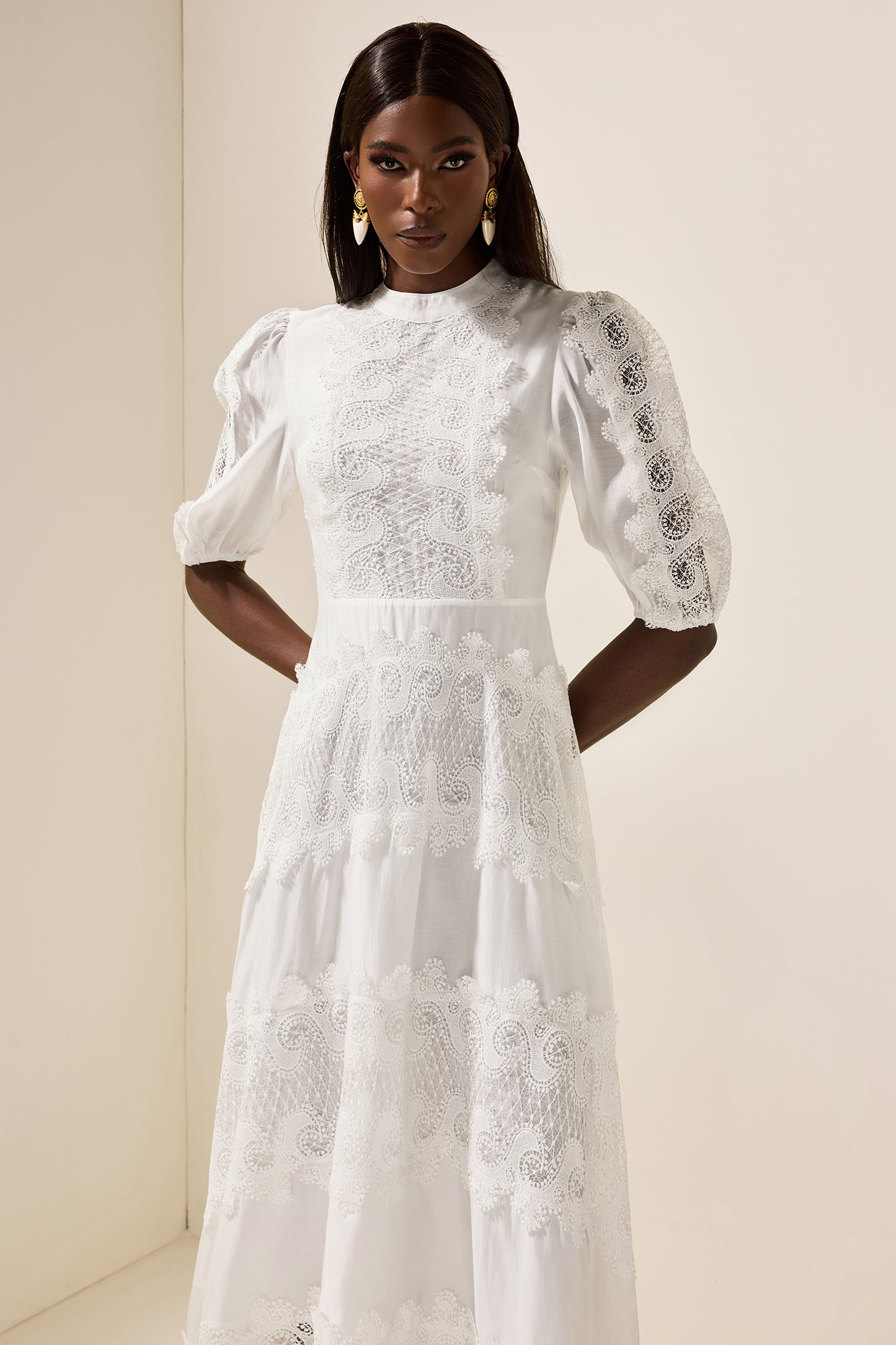 Vestido midi de encaje con cuello redondo y mangas abullonadas 