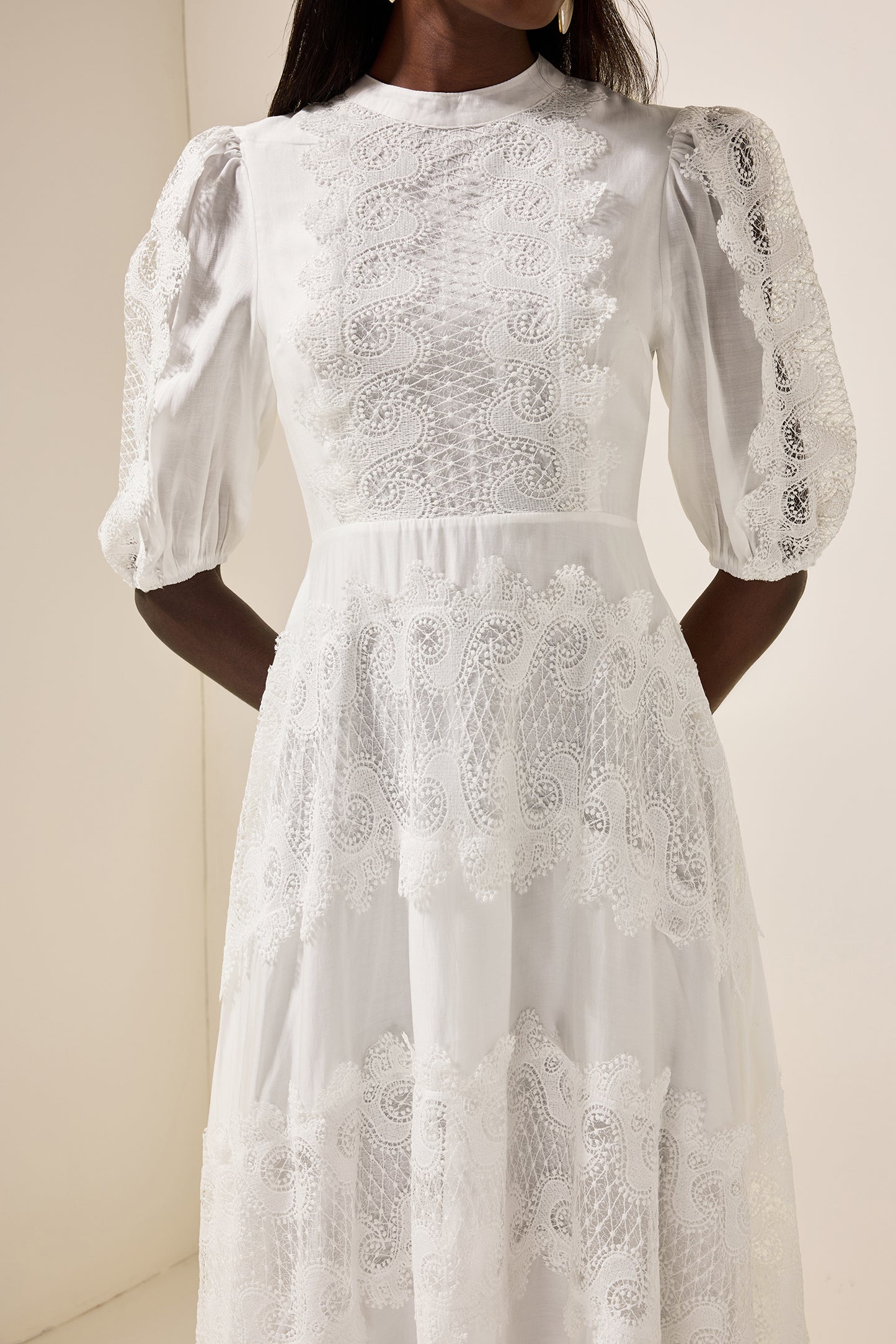 Vestido midi de encaje con cuello redondo y mangas abullonadas 