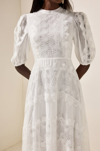 Vestido midi de encaje con cuello redondo y mangas abullonadas 