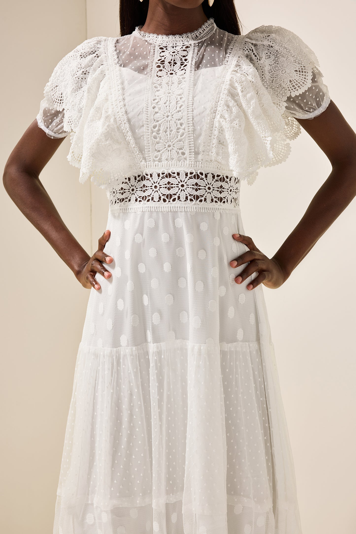 Vestido midi con volantes de encaje de malla 