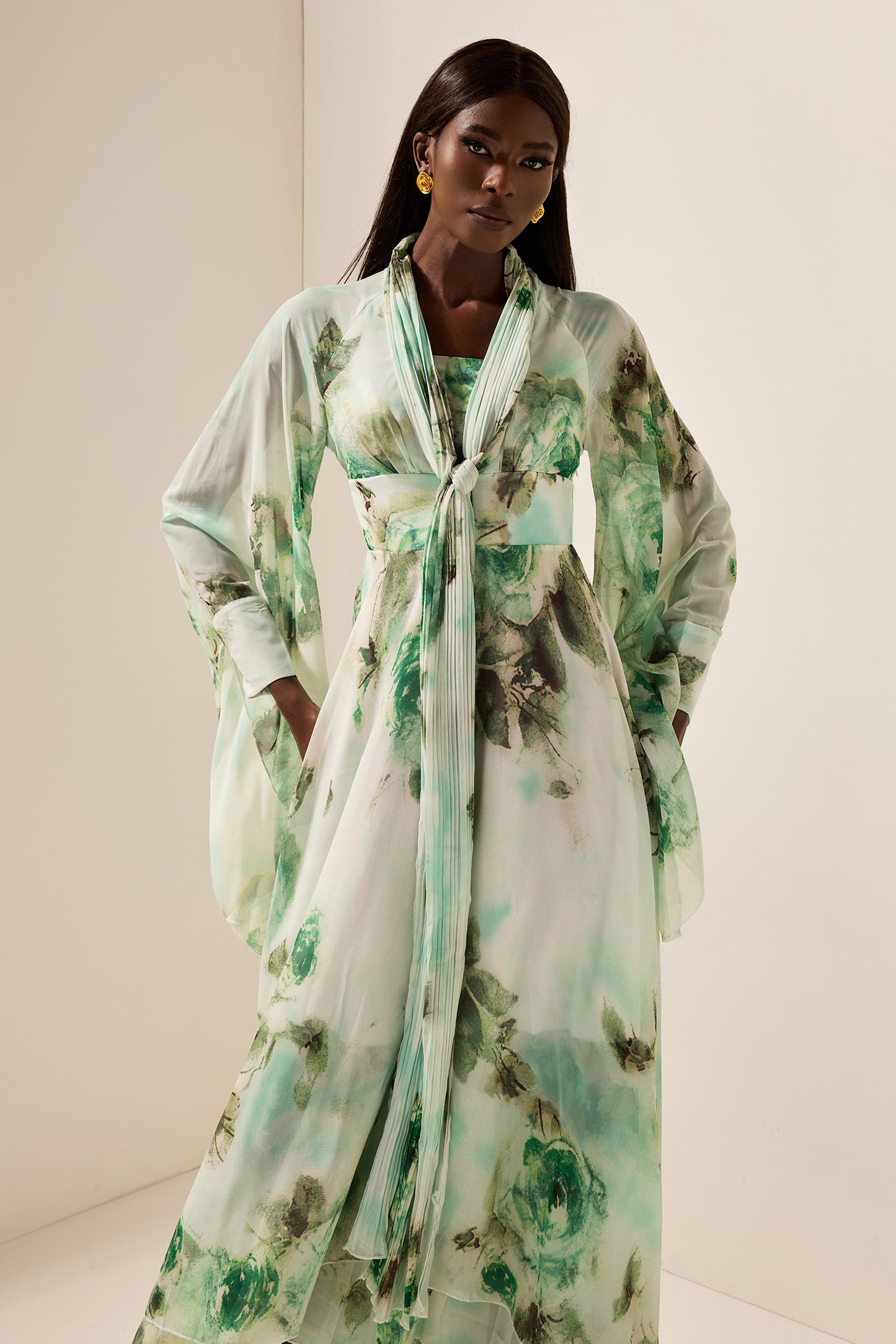 Vestido largo de manga larga con encaje floral 