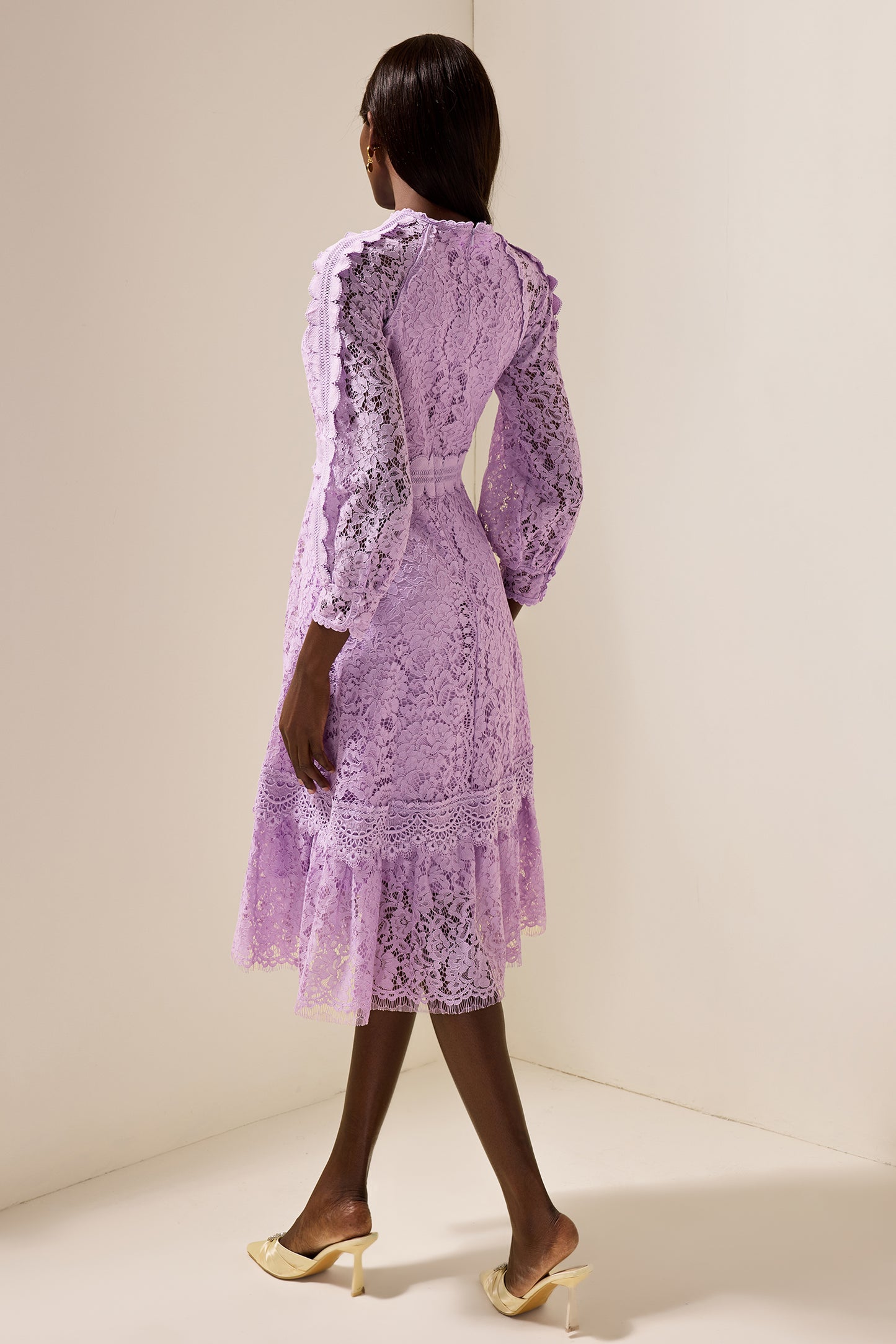 Vestido midi con volantes bordados de color liso 