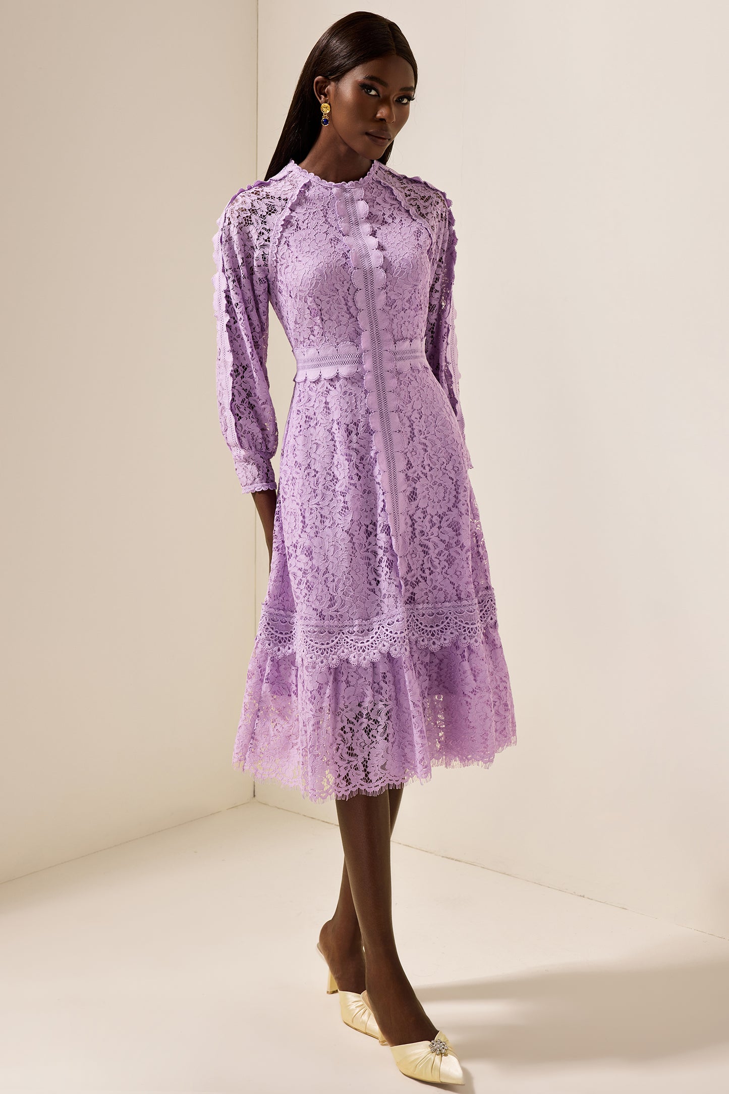 Vestido midi con volantes bordados de color liso 