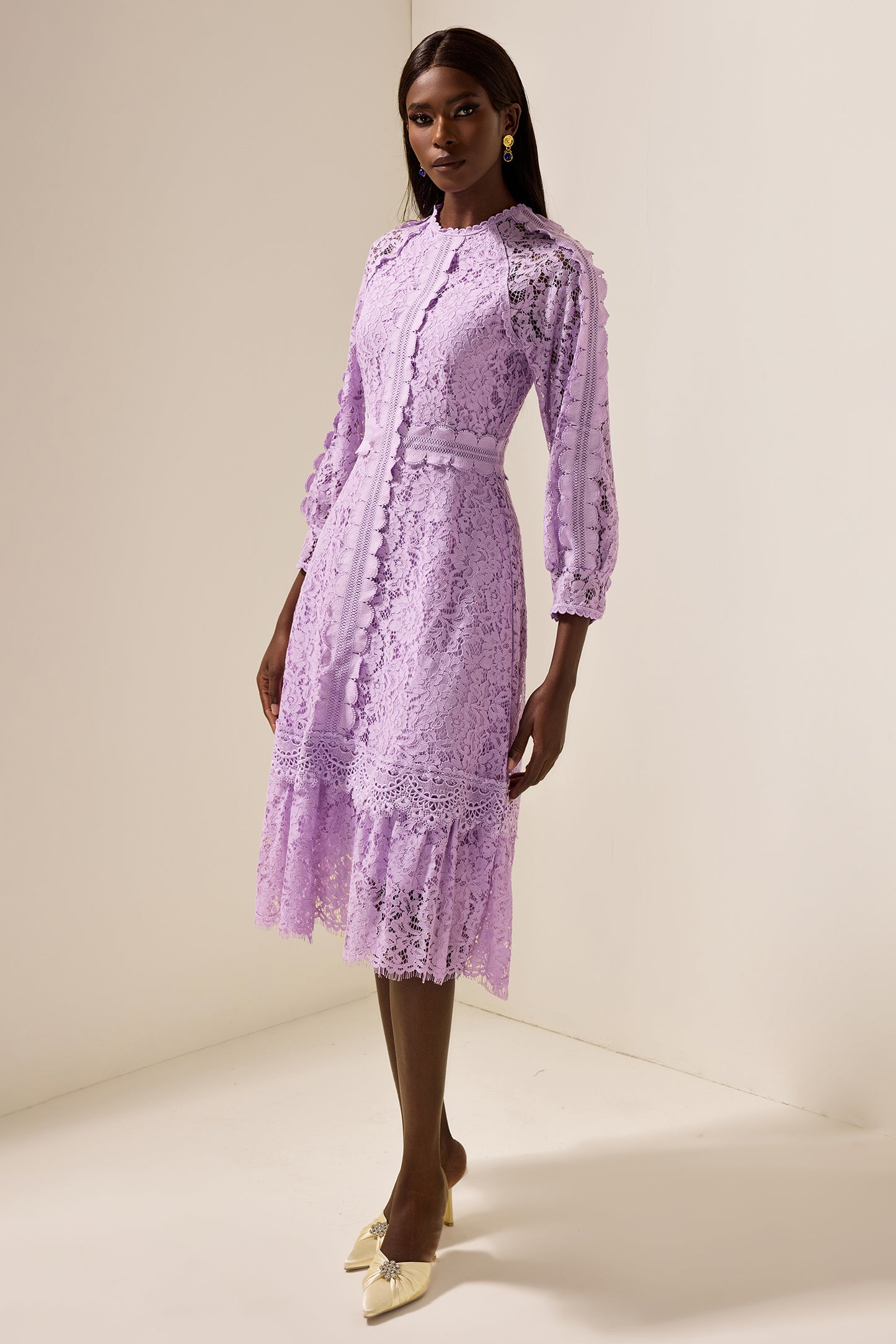 Vestido midi con volantes bordados de color liso 
