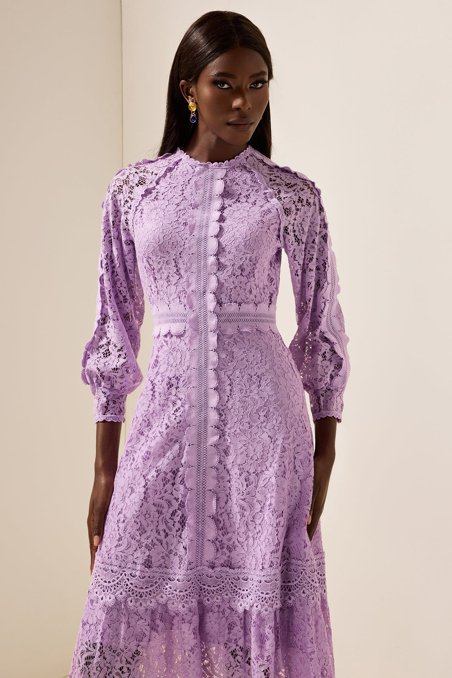 Vestido midi con volantes bordados de color liso 