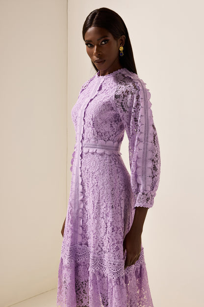 Vestido midi con volantes bordados de color liso 
