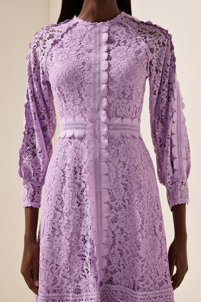 Vestido midi con volantes bordados de color liso 